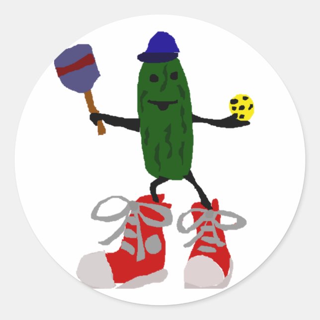 Pegatina Redonda Funny Pickle Holding Pickleball and Paddle (Anverso)