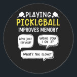 Pegatina Redonda Funny Sports Pickleball Player<br><div class="desc">Agarra las palas de bolas y las pelotas de la bolsa. Funny Pickle Ball Sport Design para todo aquel que ame el juego y juegue un juego con una red al aire libre.</div>