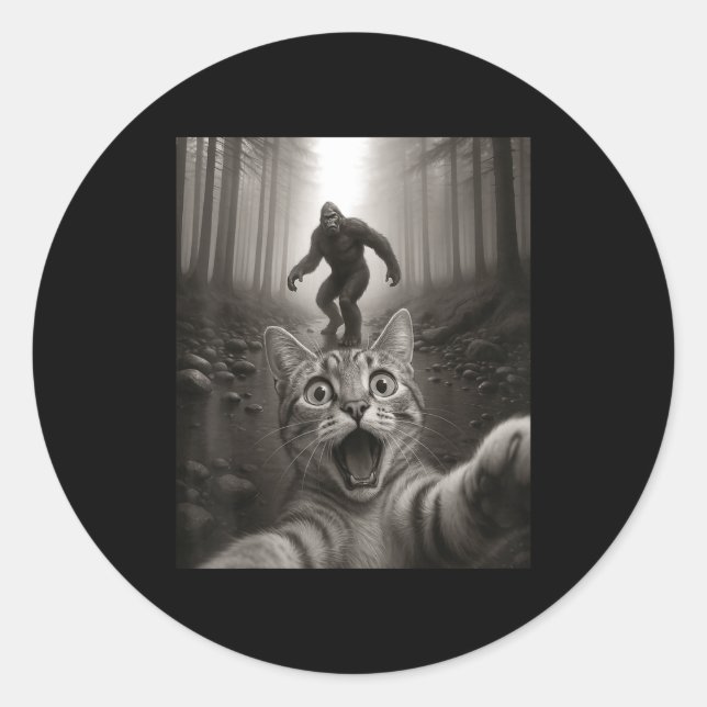 Pegatina Redonda Funny Surprised Ed Cat Selfie With Bigfoot Sasquat (Anverso)