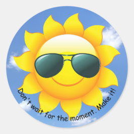 Pegatina Redonda Gafas de sol en sol amarillo en el cielo con cita