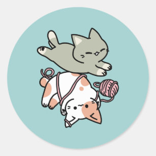 Pegatina Redonda Garras y Juego – Ilustración de Gato Adorable