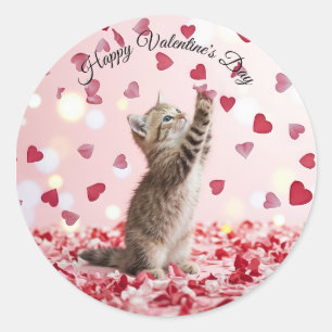 Pegatina Redonda Gatito Adorable Atrapando Pétalos de Corazón de Sa