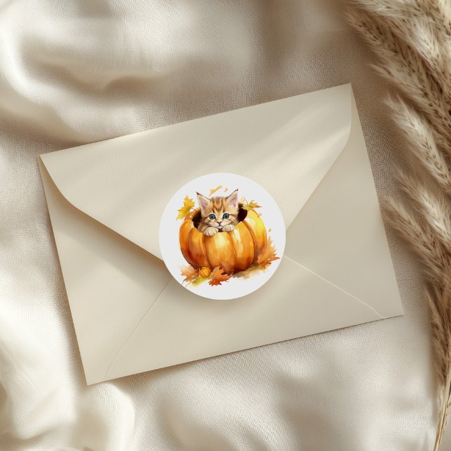 Pegatina Redonda Gatito Adorable en Calabaza (Adorable Kitten in Pumpkin Classic Round Sticker on an envelope)