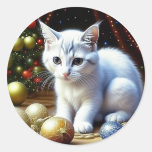 Pegatina Redonda Gatito blanco jugando con los adornos navideños de