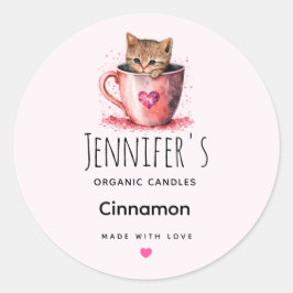 Pegatina Redonda Gatito dulce en una taza de té con una vara de cor