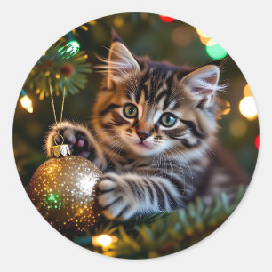 Pegatina Redonda Gatito en el árbol de Navidad