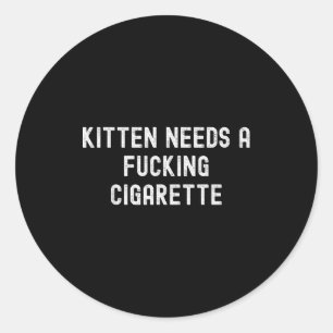 Pegatina Redonda Gatito Necesita Un Cigarrillo Extranjero