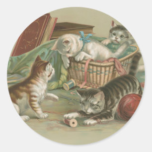 Pegatina Redonda Gatitos Victorianos Antiguos Jugando en una Cesta 