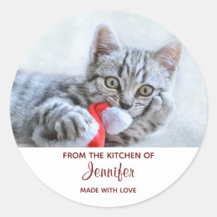 Pegatina Redonda Gato de Tabby gris lindo con la cocina de Navidad
