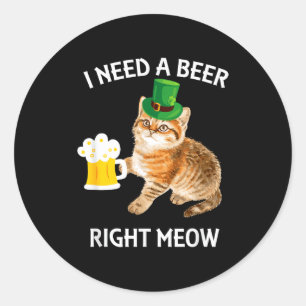 Pegatina Redonda Gato divertido de cerveza irlandesa bebiendo en el
