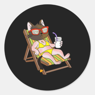 Pegatina Redonda Gato en bikini en silla de playa bebiendo