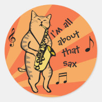 Gato jugando saxofón