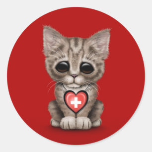 Pegatina Redonda Gato lindo del gatito con el corazón suizo de la
