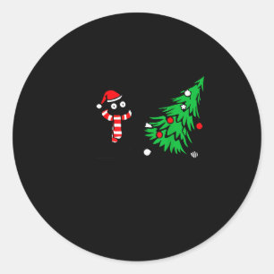 Pegatina Redonda Gato negro divertido empujando el árbol de Navidad