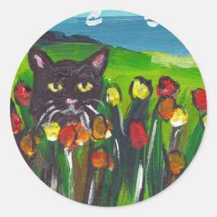 Pegatina Redonda Gato negro entre tulipanes