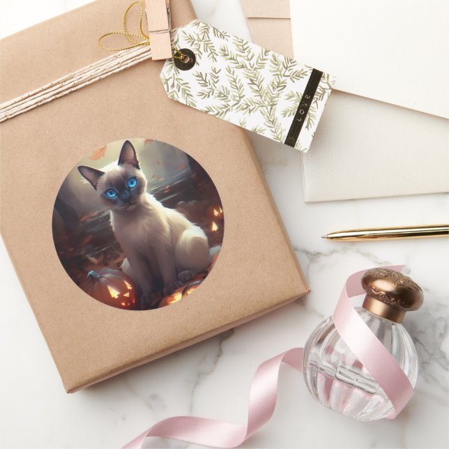 Pegatina Redonda Gato siamés de Halloween con calabazas aterradoras (Regalar)