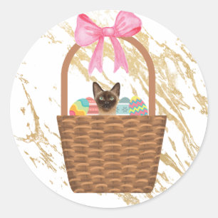 Pegatina Redonda Gato y huevos de Pascua en una canasta de Pascua