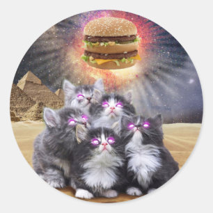 Pegatina Redonda Gatos egipcios mirando una hamburguesa