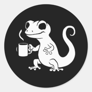 Pegatina Redonda gecko lindo sosteniendo una taza de café