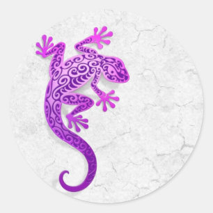 Pegatina Redonda Gecko púrpura trepando en una pared blanca