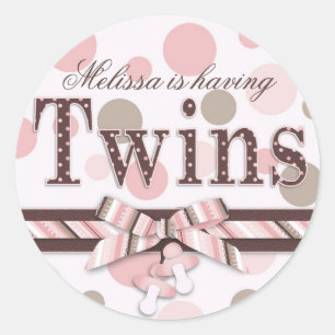 Pegatina Redonda Gemelos rosados y tazas de polka puntos de Baby Sh