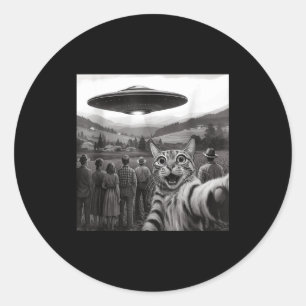 Pegatina Redonda Gente viendo a un gato extraterrestre sacándose se