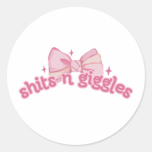 Pegatina Redonda Giggles & Lazos – Diseño de bebé con lazo rosa lin