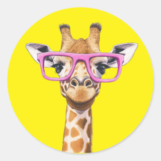 Pegatina Redonda Girafa con lentes rosados de fondo amarillo. Pegat