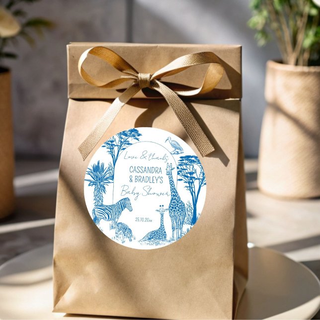 Pegatina Redonda Girafa de toile azul Safari ducha bebé (Safari blue toile de jouy giraffe African animals baby shower thank you favor sticker templates)