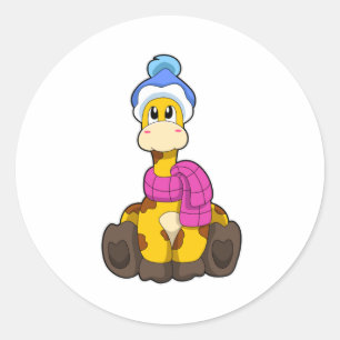 Pegatina Redonda Giraffe en invierno con bufanda y Gorra