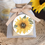Pegatina Redonda Girasol rústico, favor de la boda de otoño<br><div class="desc">Estos encantadores pegatinas redondos bodas de girasol son el toque final perfecto para sus nupcias de temática rústica. Diseñados con un bonito motivo de girasol, estos pegatinas encarnan la calidez y la vitalidad de las estaciones de verano y otoño. Cada pegatina puede ser personalizado con las iniciales de la novia...</div>