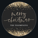 Pegatina Redonda Glam Gold Glitter Name Merry Christmas Black<br><div class="desc">Glam Gold Glitter Name Script Merry Christmas Party Black. Elegante dorado y negro para tus favores festivos con brillo falso que bordea los bordes superior e inferior de ambos lados y en un guión de estilo de escritura a mano para Feliz Navidad. Personaliza fácilmente tu nombre.</div>