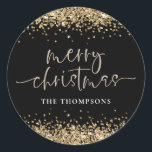 Pegatina Redonda Glam Gold Glitter Name Merry Christmas Black<br><div class="desc">Glam Gold Glitter Name Script Merry Christmas Party Black. Elegante dorado y negro para tus favores festivos con brillo falso que bordea los bordes superior e inferior de ambos lados y en un guión de estilo de escritura a mano para Feliz Navidad. Personaliza fácilmente tu nombre.</div>