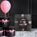 Pegatina Redonda Glam Pink Black Fashion 21st Birthday Fiesta<br><div class="desc">El glamuroso diseño de 21 años, inspirado en la costura francesa, rosa y negro, incluye un pastel de caja gorra, un estilete rosa y una bolsa de maquillaje entre varios regalos de cumpleaños sin abrir y deliciosos pastelitos. Perfecto para celebrar fiestas de cumpleaños. La edad se crea en un tipo...</div>