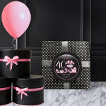 Pegatina Redonda Glam Pink Black Fashion 40th Birthday Fiesta<br><div class="desc">El diseño de 40 años, de inspiración francesa, rosa y negro, presenta un diseño de estilo "40", con una torta de bolsitas de gorra, estilettos rosas y una bolsa de maquillaje entre varios regalos de cumpleaños sin abrir y deliciosos quequitos. Perfecto para celebrar fiestas de cumpleaños. La edad se crea...</div>