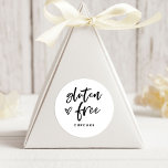Pegatina Redonda Gluten Free Item | Escritura y Corazón Casuales Mo<br><div class="desc">¡Este sencillo y elegante sello de calidad es perfecto para su boda moderno! Escrito a mano informal en blanco y negro de moda dice "sin gluten", junto con un elegante corazón esbozado. Hay un lugar para añadir el tipo de tratamiento sin gluten, así que no te olvides de los clientes...</div>