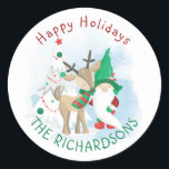 Pegatina Redonda Gnome Deer y Christmas Tree Cute<br><div class="desc">Pegatinas de navidad personalizadas con gnomo lindo,  ciervo y árbol de navidad en rojo festivo y verde. La redacción es editable y actualmente dice "fiestas felices [nombre de la familia]" pero puedes cambiar esto a Feliz Navidad,  mamá y papá o lo que necesites.</div>