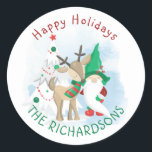Pegatina Redonda Gnome Deer y Christmas Tree Cute<br><div class="desc">Pegatinas de navidad personalizadas con gnomo lindo,  ciervo y árbol de navidad en rojo festivo y verde. La redacción es editable y actualmente dice "fiestas felices [nombre de la familia]" pero puedes cambiar esto a Feliz Navidad,  mamá y papá o lo que necesites.</div>