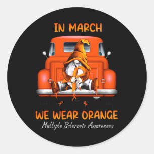 Pegatina Redonda Gnome Sentado En Camión En Marzo Usamos Naranja
