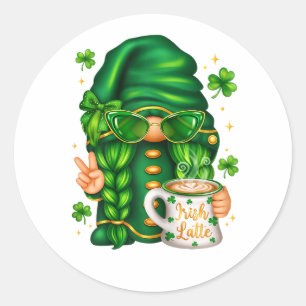 Pegatina Redonda Gnomo adorable del día de San Patricio bebiendo ca