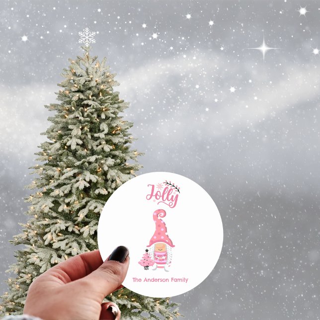 Pegatina Redonda Gnomo niña de Navidad rosa con sombrero de vino al (Pink Christmas Girl Gnome With Winer Hat Jolly Classic Round Sticker - Personalized Festive Greeting)