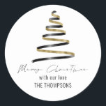 Pegatina Redonda Gold Black Artsy Tree Name Merry Christmas<br><div class="desc">Minimalista Gold Black Artsy Tree Name Merry Christmas está en un elegante guión de estilo manuscrito y una cinta como un ilustracion de árbol simplista para añadir un toque personal a tus regalos festivos y favores.</div>