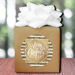 Pegatina Redonda Gold Merry Christmas Black White Strips<br><div class="desc">Feliz Navidad con letras blancas de moda sobre un salpicón de oro sobre un fondo de modernos calambres y puntos de oro sobre rayas blancas y negras. Los pegatinas tienen dos tamaños y varias formas. COINCIDIENDO elementos de nuestra colección.</div>