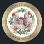 Pegatina Redonda Gold Merry Christmas Floral Wreath Family Photo<br><div class="desc">"Relieve metalizado dorado Feliz Navidad Floral Familia de flores de flores de la familia de la foto Pegatina redondo clásico". Elegante Relieve metalizado dorado bordeando la foto de tu familia dentro de un elegante Navidad flor roja y blanca y una corona verde y su mensaje y nombre familiar. Ideal para...</div>