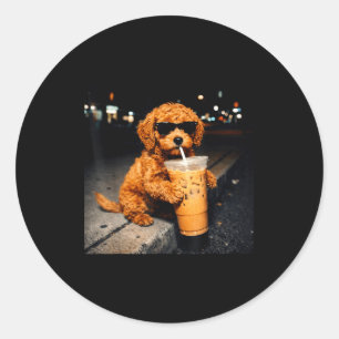 Pegatina Redonda Goldendoodle divertido bebiendo café helado meme d