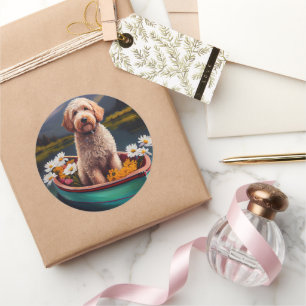 Pegatina Redonda Goldendoodle en una Paleta: Una Aventura Escénica