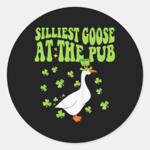 Pegatina Redonda Goose Tonto En El Día Del Pub Shamrock St Patricks