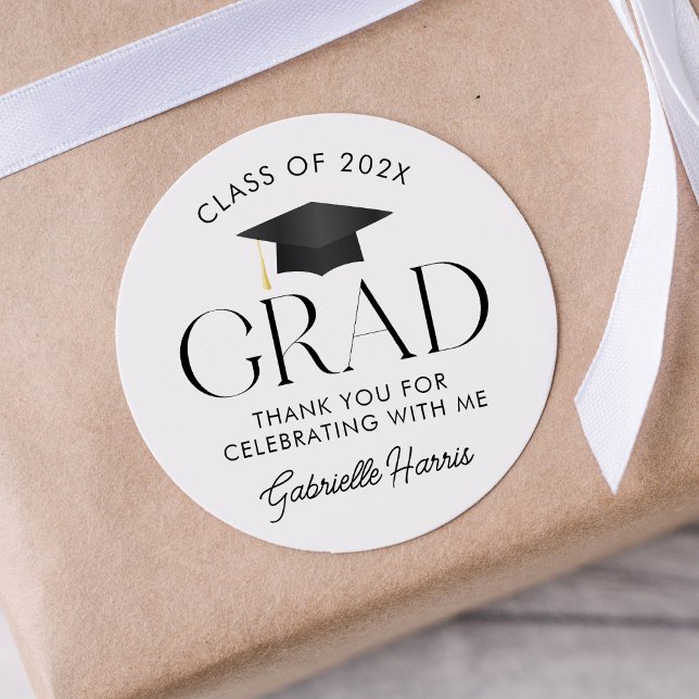Pegatina Redonda Gorra moderna de graduación en blanco y negro (Modern Black and White Graduation Cap Classic Round Sticker)