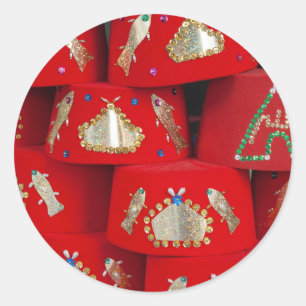Pegatina Redonda Gorras De Fez Rojo En El Mercado