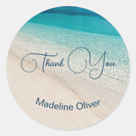 Pegatina Redonda Gracias a la arena azul de la escena de la playa